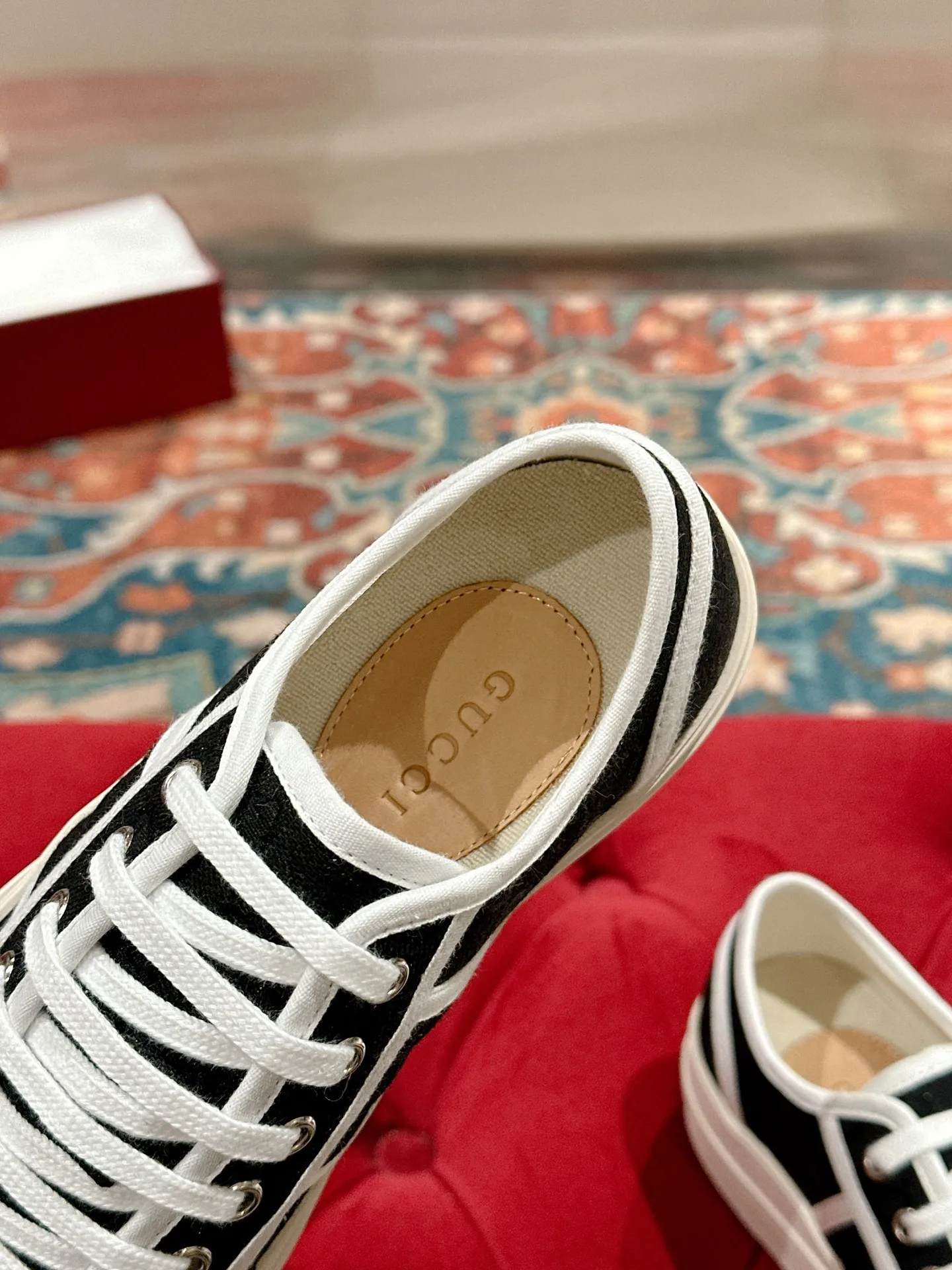 👟👟Ex-factory price 520👟👟 Women's models are new🆕 Arrival Gucci tennis 1977 classic Loft series canvas shoes... 2025 hot recommended model, G+1977×Disney cooperation series... GG canvas is made of finished products and incorporates brand elements. The retro style is rich, the classics and feelings are perfect for recall! Each color fabric developed by the original version is customized by the original version, and we pursue the ultimate in large-scale products! Market-level top version ⚠ Fabric: Customized GG cloth electric embroidery/5D washed distressed canvas Lining: Customized terry cloth lining (the feet are fitted and cannot be disassembled) Outsole: Original molded TPU two-color outsole Size: 35-40 (41 customized)
